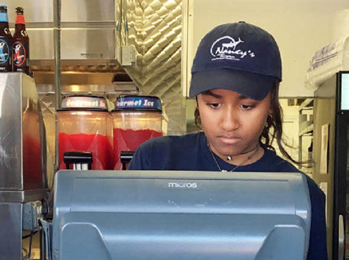 Obamanın qızı restoranda ofisiant işləyir - FOTOLAR